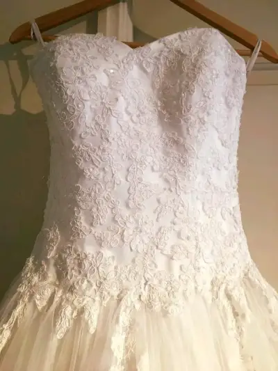 Vestido de novia blanco con encaje y tul - miniatura 3
