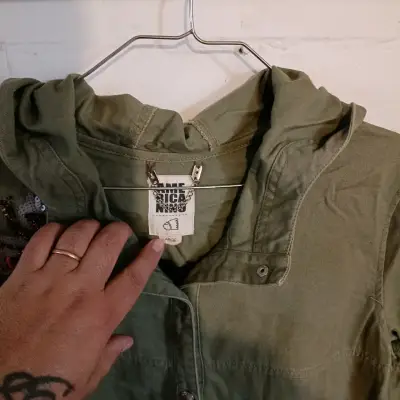 Parka verde con lentejuelas y capucha - miniatura 2
