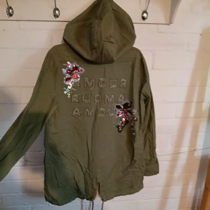 Parka verde con lentejuelas y capucha - 3
