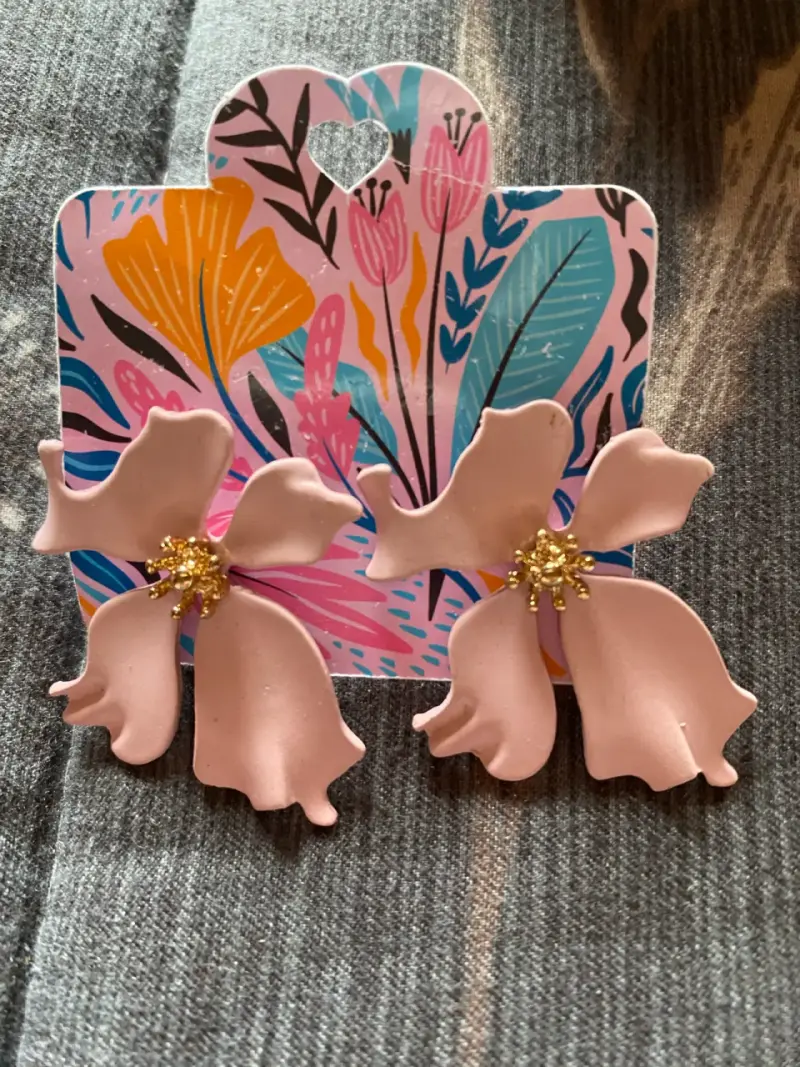 Aros de flores rosadas con detalles dorados