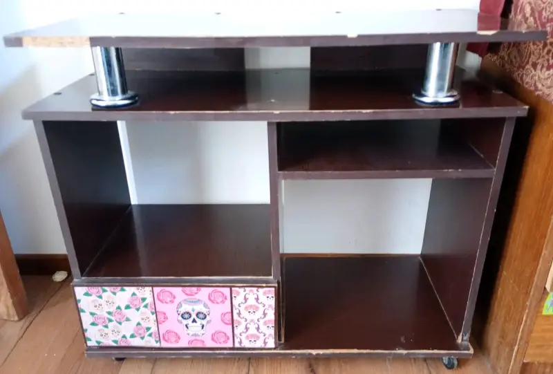 Mueble organizador de madera con diseño decorativo