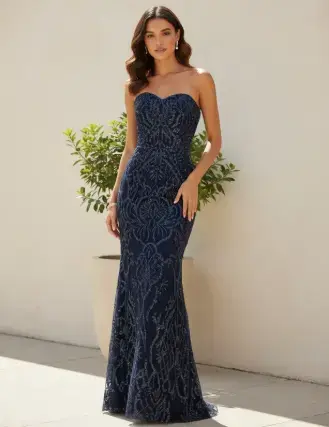 Vestido de noche largo azul con diseño elegante