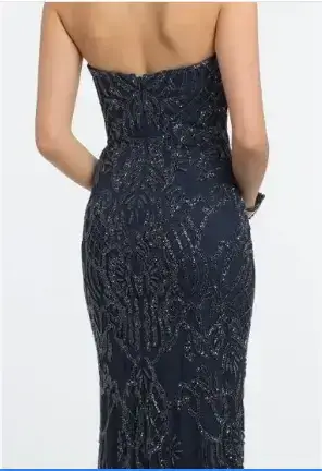 Vestido de noche largo azul con diseño elegante - miniatura 4