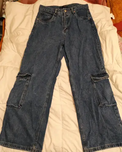Jeans cargo de mezclilla azul para mujer - miniatura 1