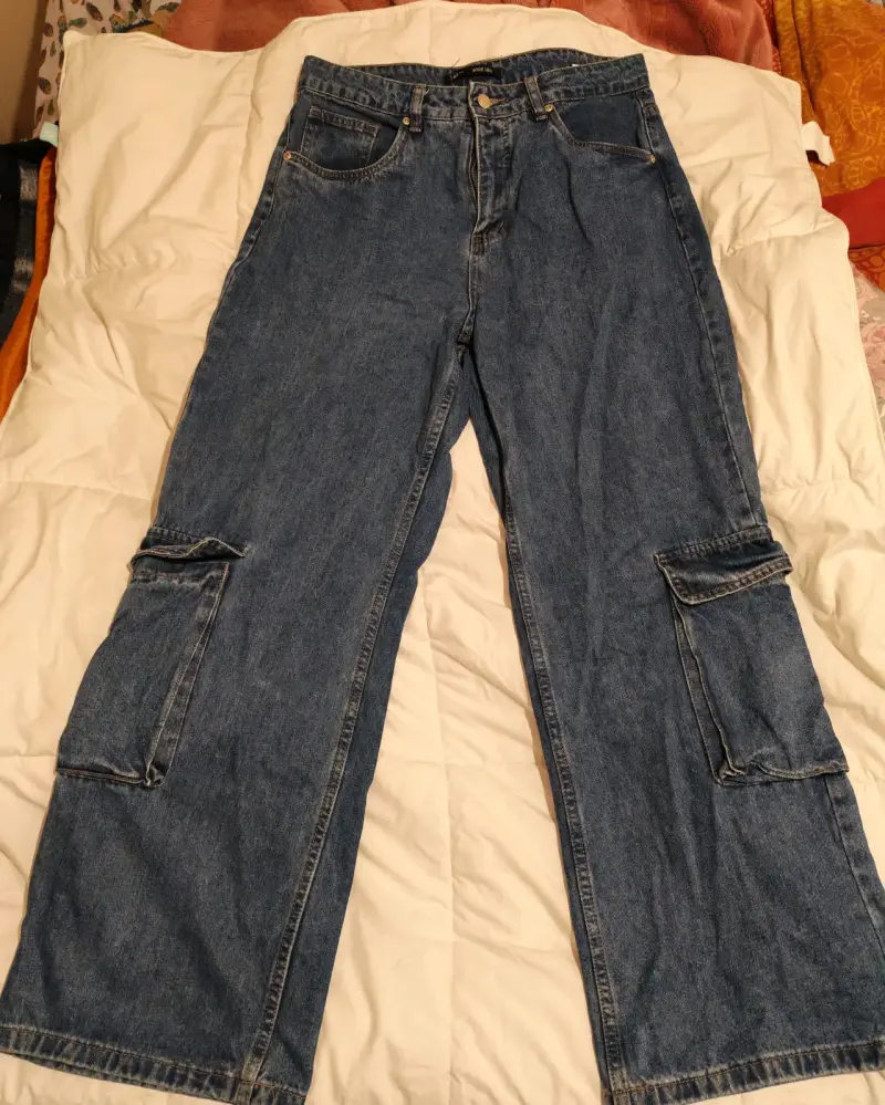 Jeans cargo de mezclilla azul para mujer - 2