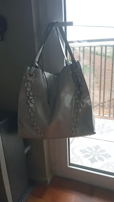 Bolso grande de cuero gris con detalles decorativos - miniatura 1