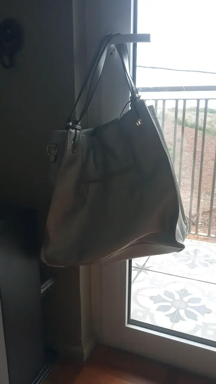 Bolso grande de cuero gris con detalles decorativos - 2
