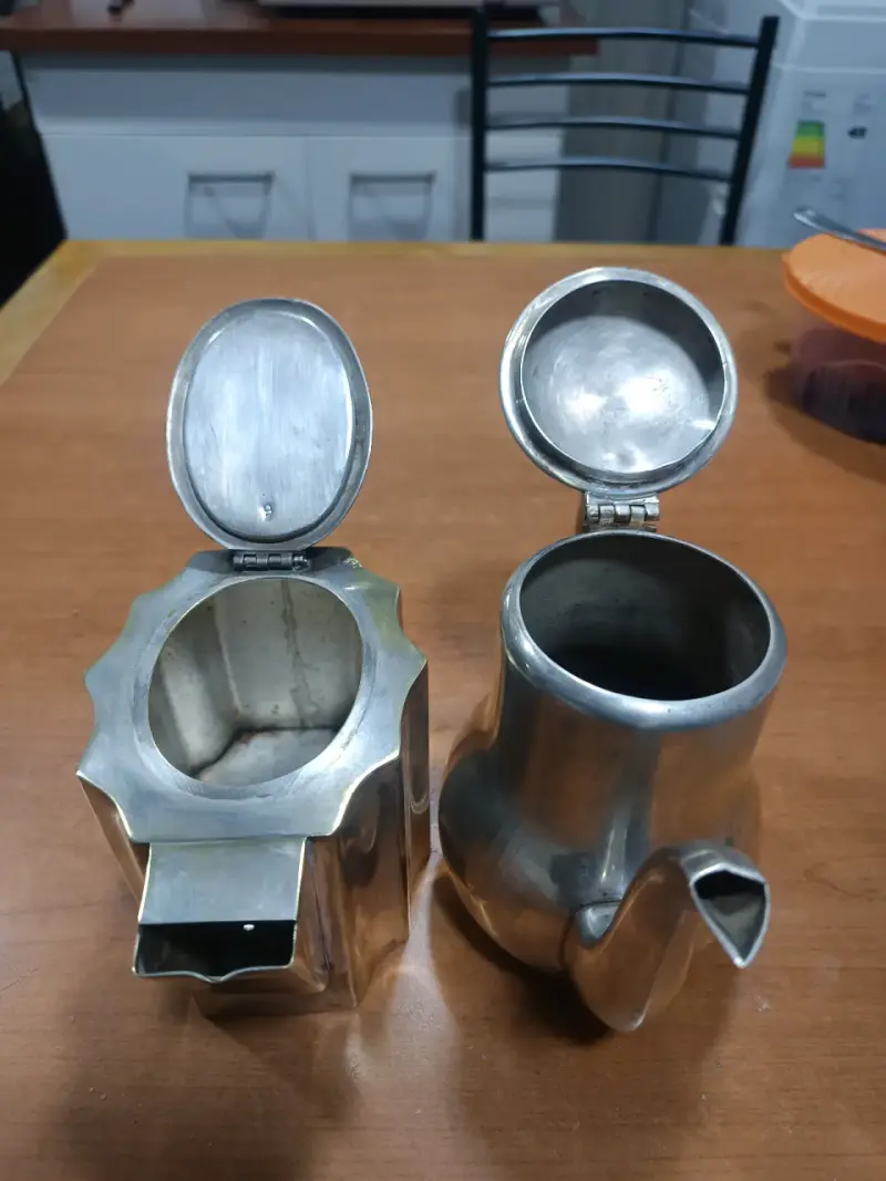 Juego de tetera y azucarero de metal plateado - 1