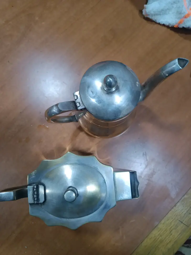 Juego de tetera y azucarero de metal plateado - 2