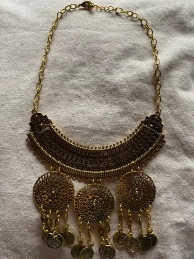 Collar dorado con diseño étnico - miniatura 1