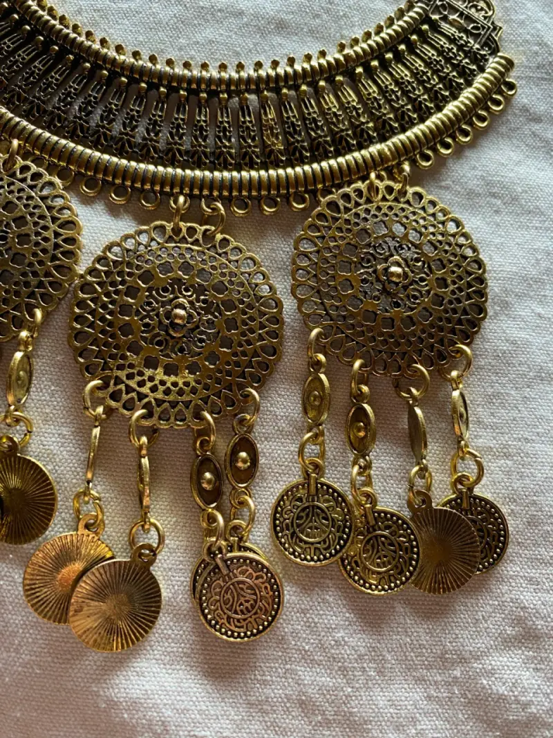 Collar dorado con diseño étnico - 2
