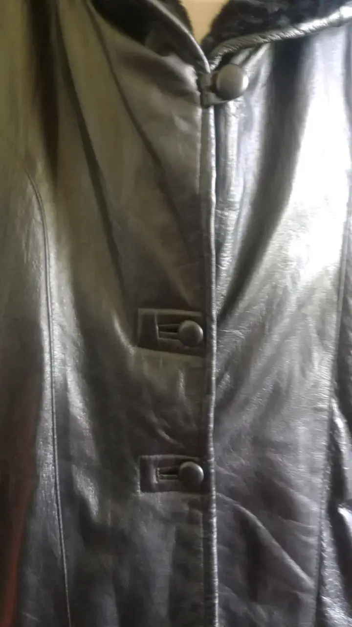 Abrigo de cuero negro con forro de piel sintética - 2