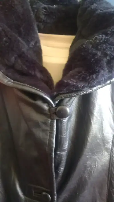 Abrigo de cuero negro con forro de piel sintética - miniatura 5