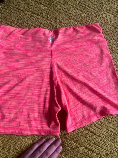 Shorts deportivos rosados para mujer - miniatura 2