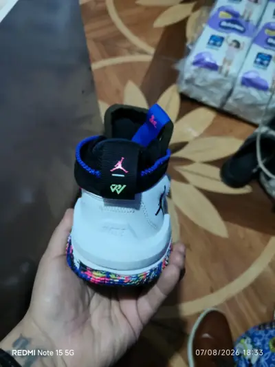 Zapatillas deportivas Jordan blancas con detalles coloridos - miniatura 1