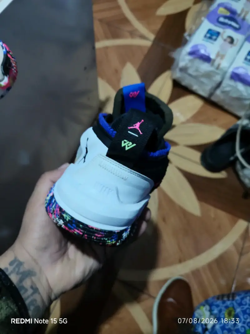 Zapatillas deportivas Jordan blancas con detalles coloridos - 2