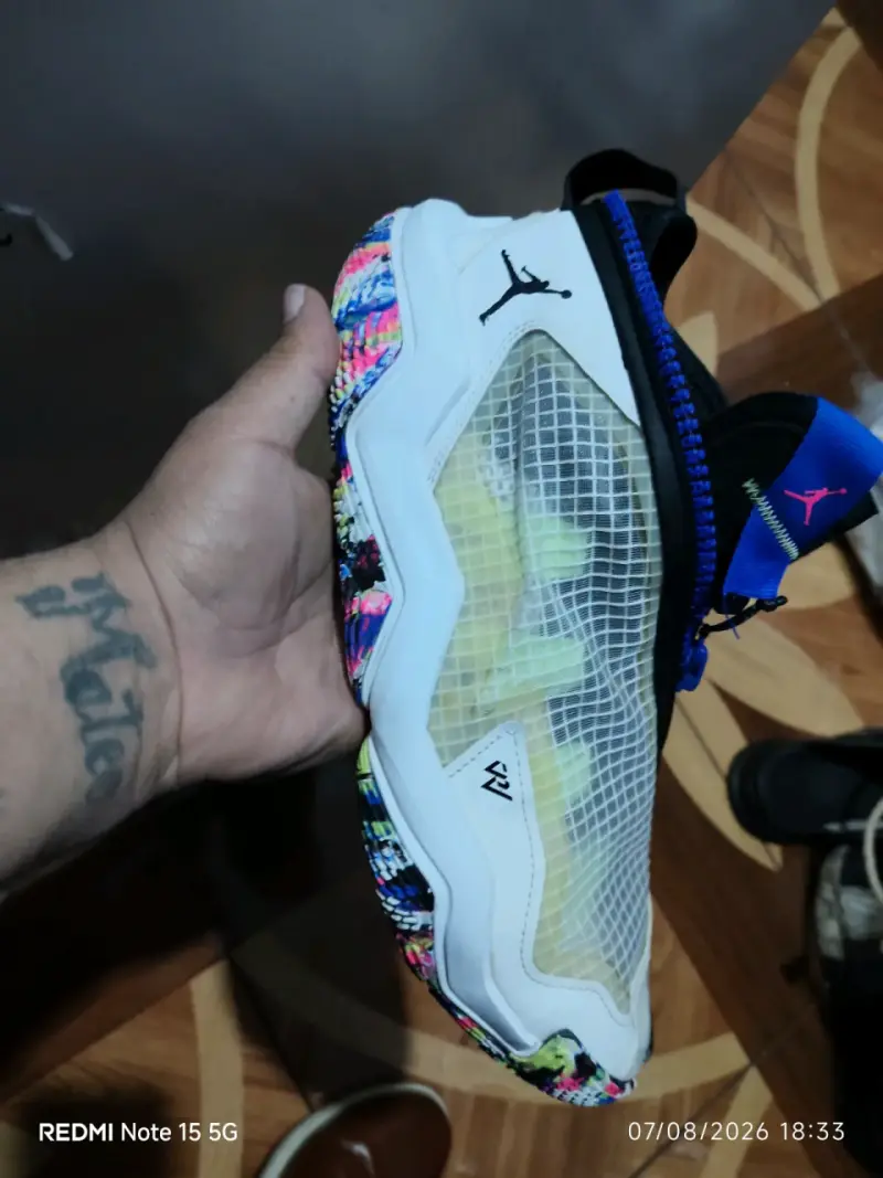 Zapatillas deportivas Jordan blancas con detalles coloridos - 3