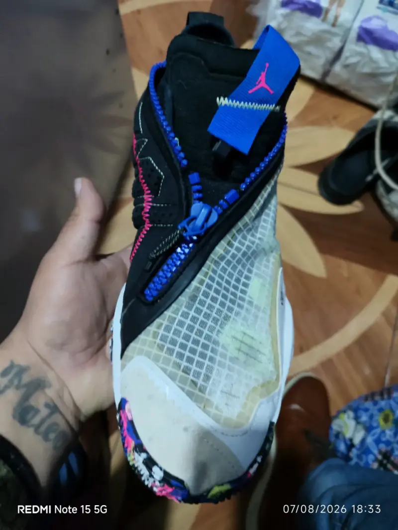 Zapatillas deportivas Jordan blancas con detalles coloridos - 4