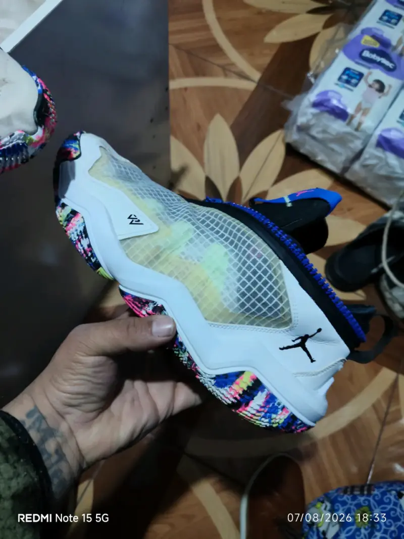 Zapatillas deportivas Jordan blancas con detalles coloridos - 5