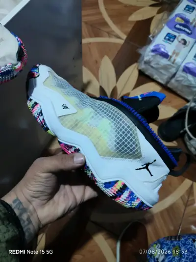 Zapatillas deportivas Jordan blancas con detalles coloridos - miniatura 5