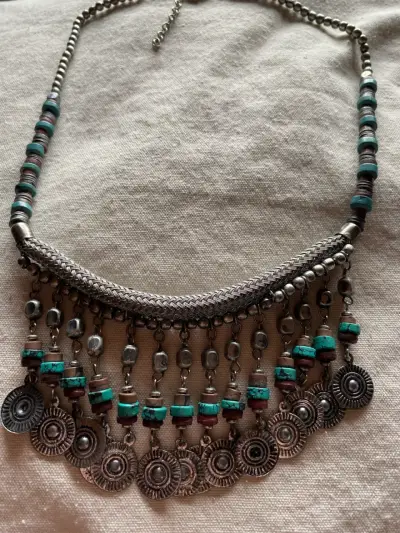 Collar bohemio con colgantes de metal y turquesa - miniatura 1