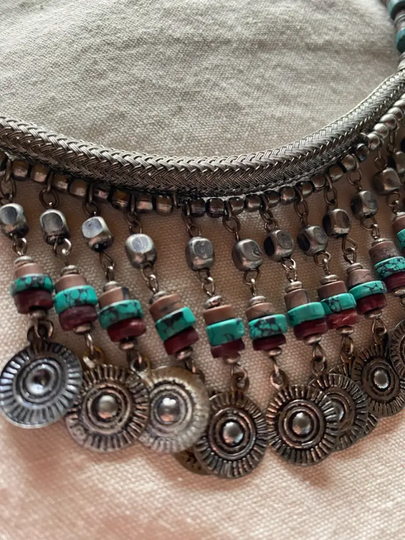 Collar bohemio con colgantes de metal y turquesa - 2