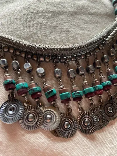 Collar bohemio con colgantes de metal y turquesa - miniatura 2