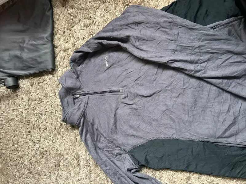 Polerón deportivo gris Reebok con cierre - 1