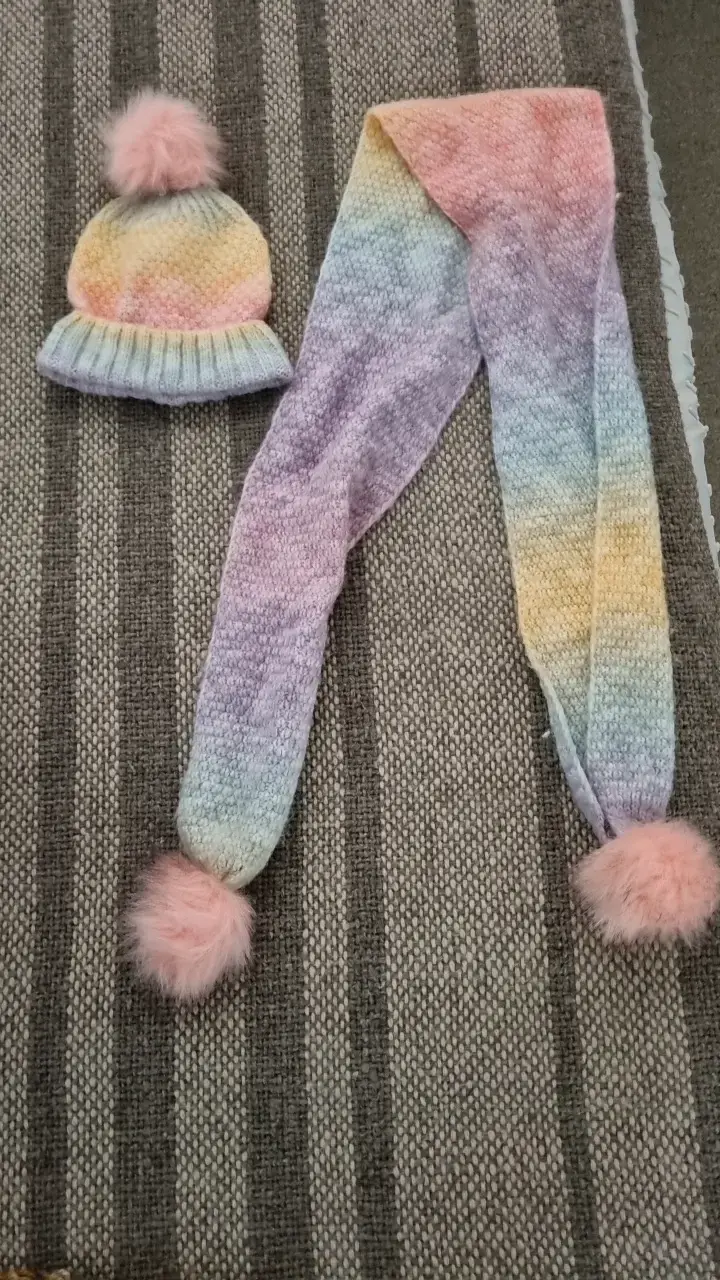 Set de gorro y bufanda multicolor con pompones - 1