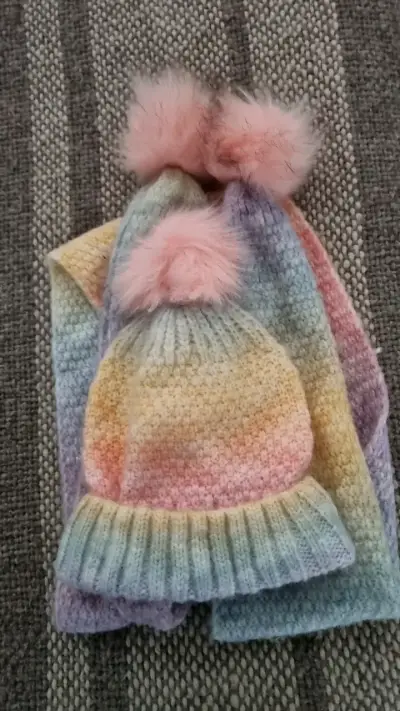 Set de gorro y bufanda multicolor con pompones - miniatura 3