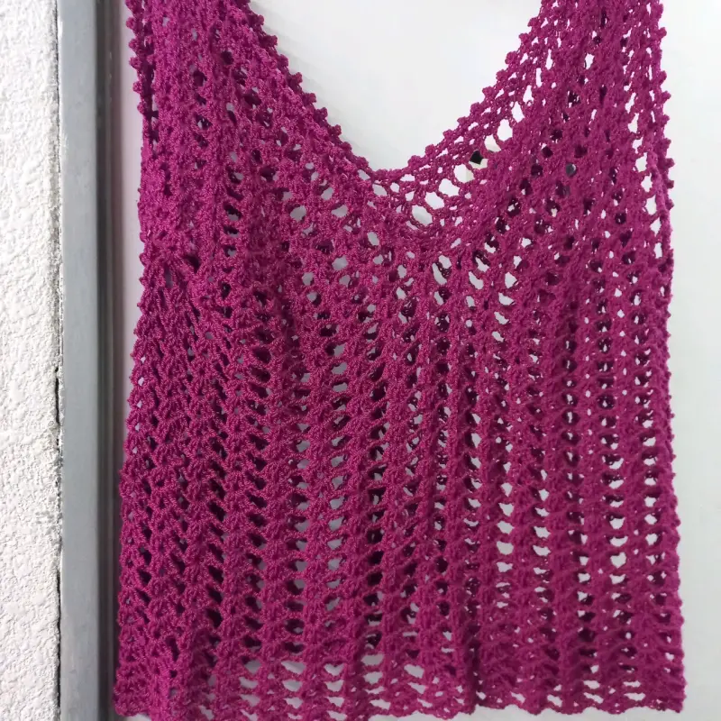 Top tejido a crochet color burdeos