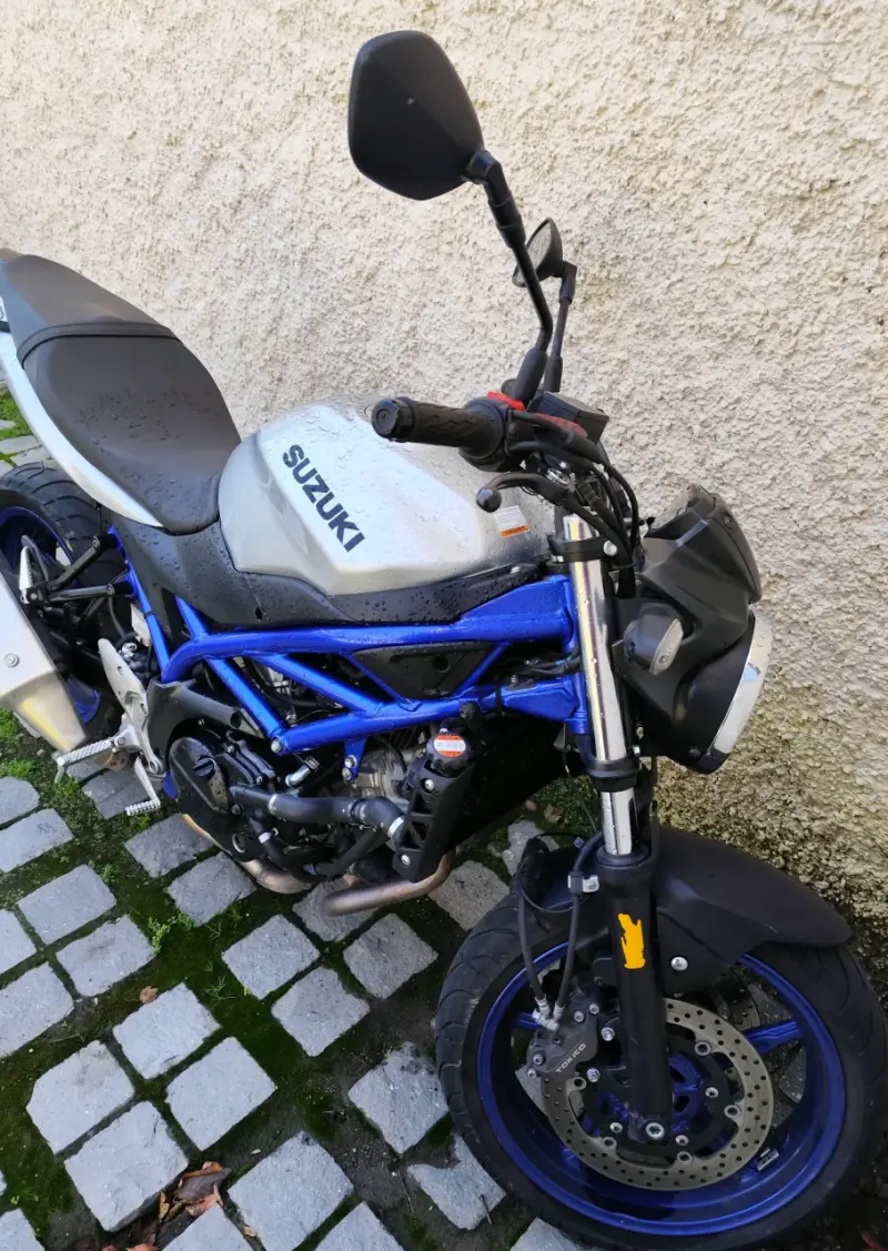 Moto Suzuki SV650 azul y negra en buen estado - 1
