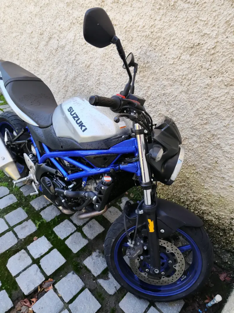 Moto Suzuki SV650 azul y negra en buen estado - 2