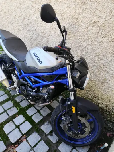 Moto Suzuki SV650 azul y negra en buen estado - miniatura 2