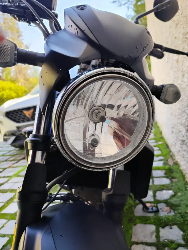 Moto Suzuki SV650 azul y negra en buen estado - 3