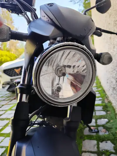 Moto Suzuki SV650 azul y negra en buen estado - miniatura 3