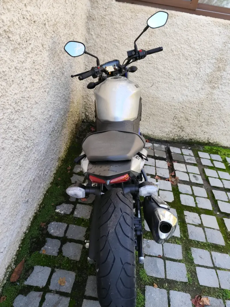 Moto Suzuki SV650 azul y negra en buen estado - 4