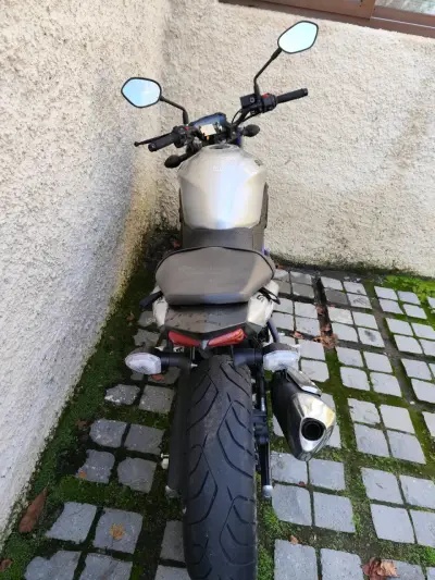 Moto Suzuki SV650 azul y negra en buen estado - miniatura 4