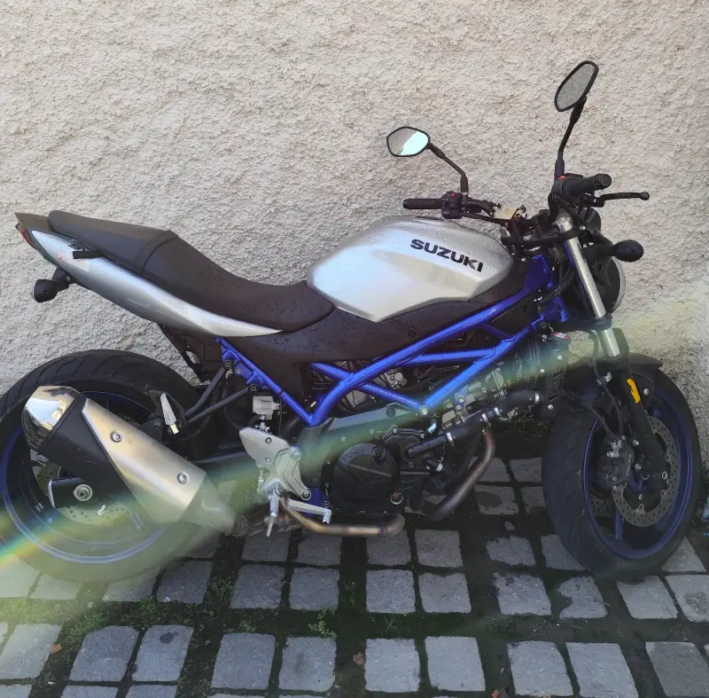 Moto Suzuki SV650 azul y negra en buen estado - 5