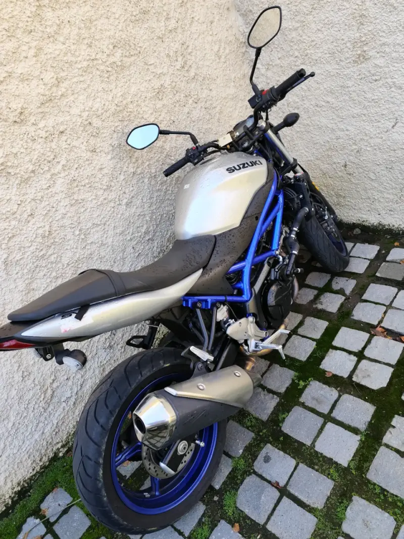Moto Suzuki SV650 azul y negra en buen estado - 6