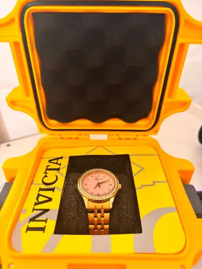 Reloj Invicta Specialty Dorado con Esfera Rosada - miniatura 1