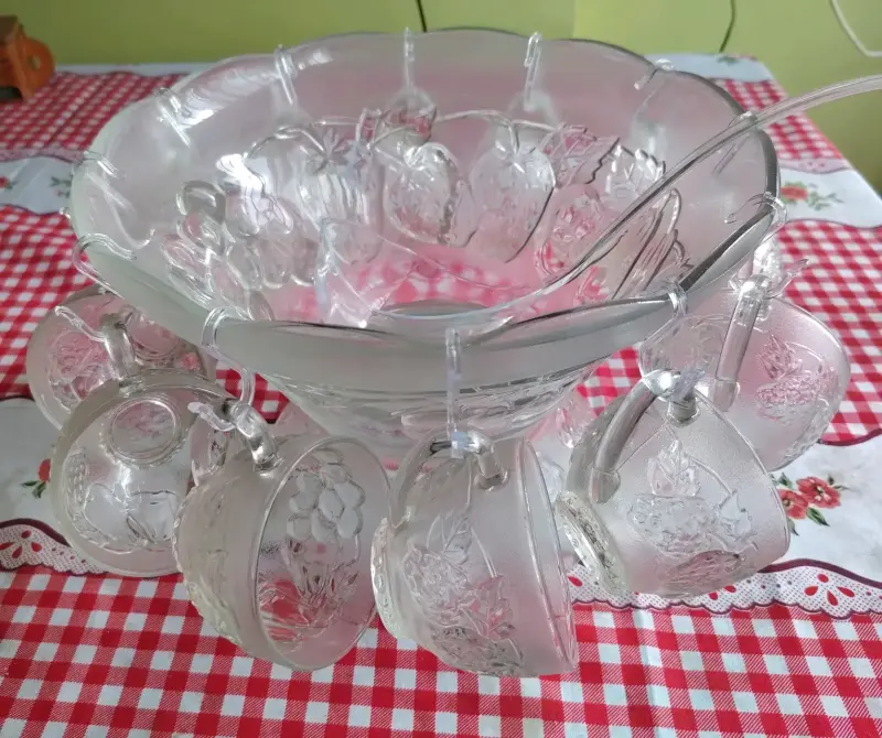 Juego de ponchera de vidrio con tazas grabadas - 1