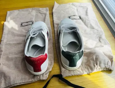 Zapatillas Gucci Ace de cuero blanco con detalle de abeja - miniatura 2