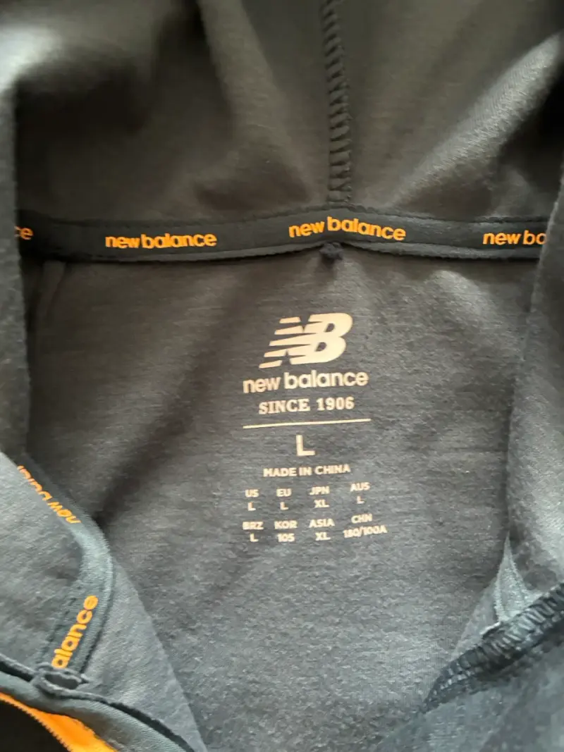 Polerón running con capucha New Balance. - 3