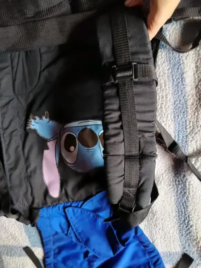 Mochila portabebé con diseño de Stitch - miniatura 3