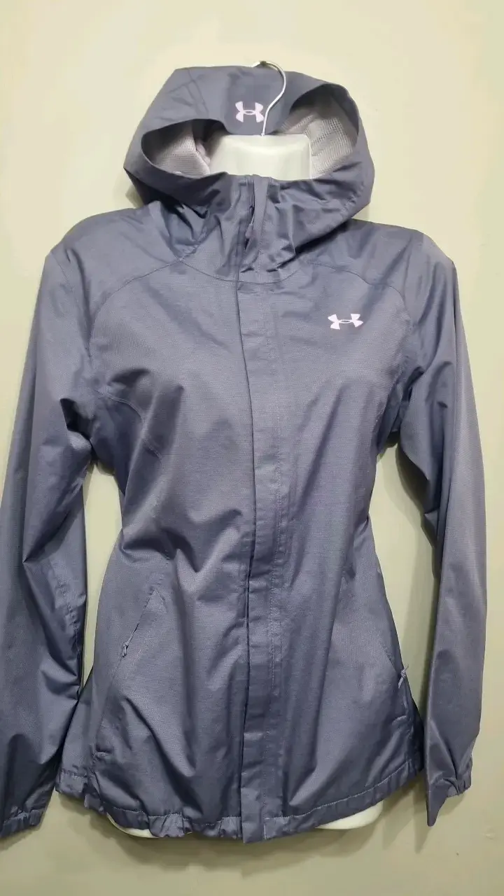 Chaqueta impermeable Under Armour gris con capucha - 2