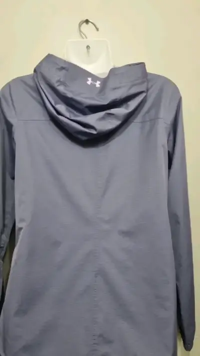 Chaqueta impermeable Under Armour gris con capucha - miniatura 3