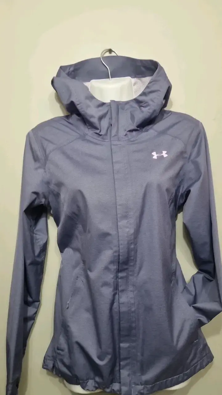 Chaqueta impermeable Under Armour gris con capucha - 4