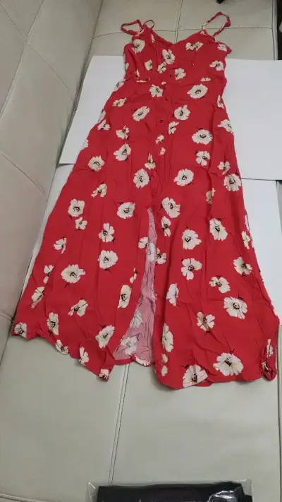 Vestido largo rojo con flores blancas - miniatura 1
