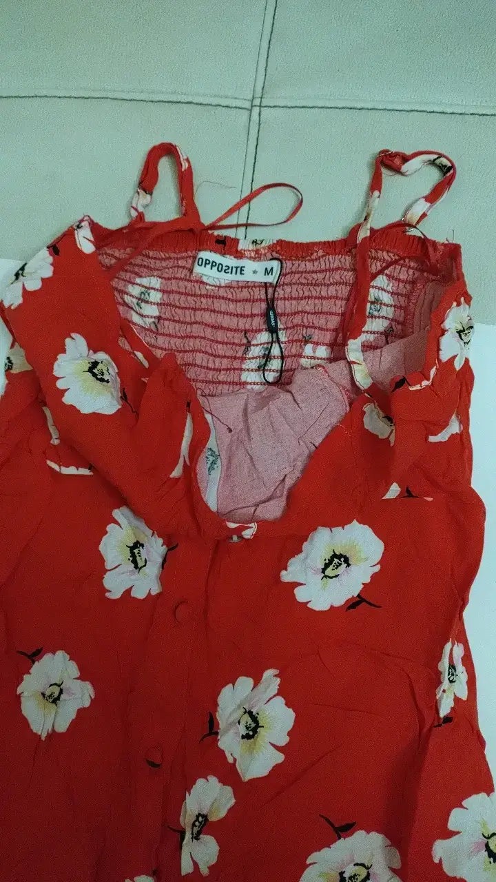 Vestido largo rojo con flores blancas - 4